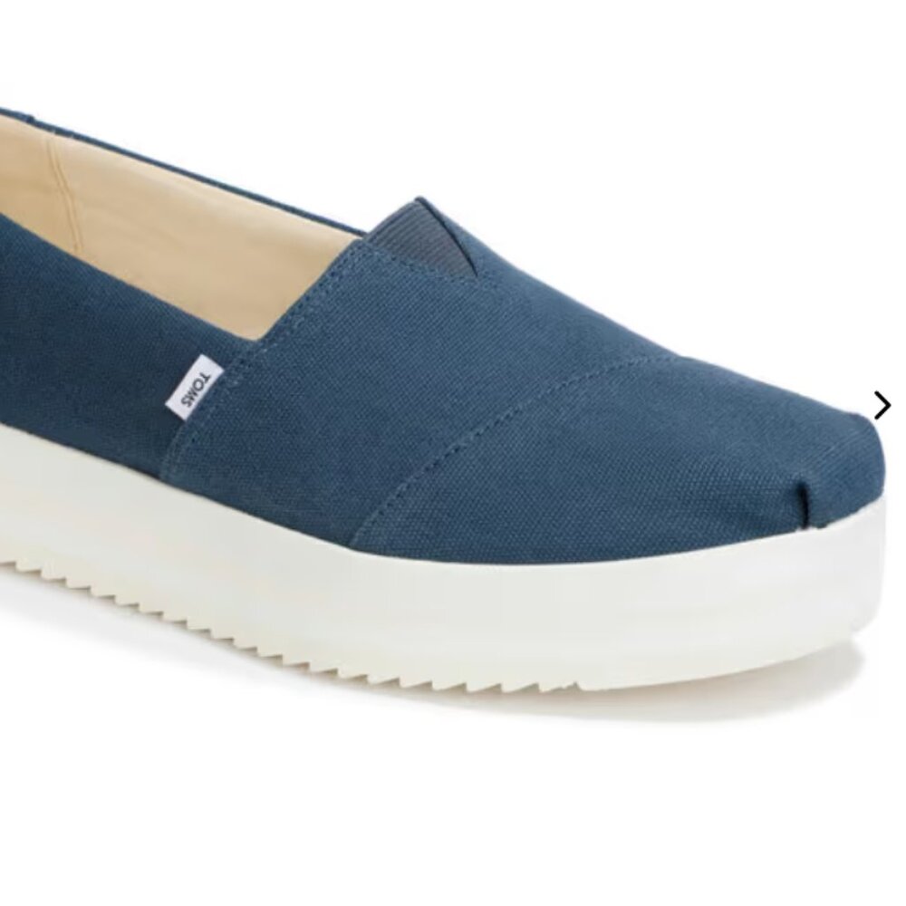 NWOB TOMS Women's Verona Slip-On Alpargata Sneakers in Blue Size 6.5W